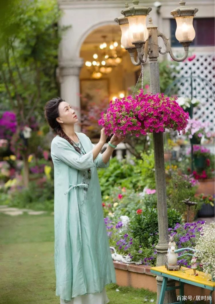 楚雅静独坐花间，满堂芳华醉人心扉